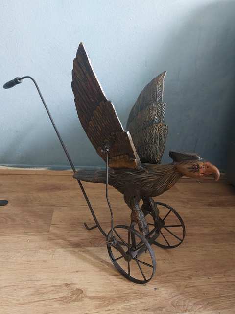 Gesneden houten adelaar op wielen — mechanisch duwspeelgoed, Amerikaans — foto 11