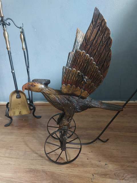 Gesneden houten adelaar op wielen — mechanisch duwspeelgoed, Amerikaans — foto 12