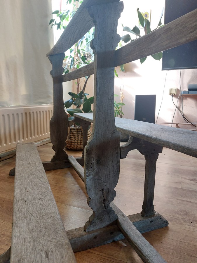 Franse kerkbank met zitting, boeksteun en knielplank, 19e eeuw — foto 4