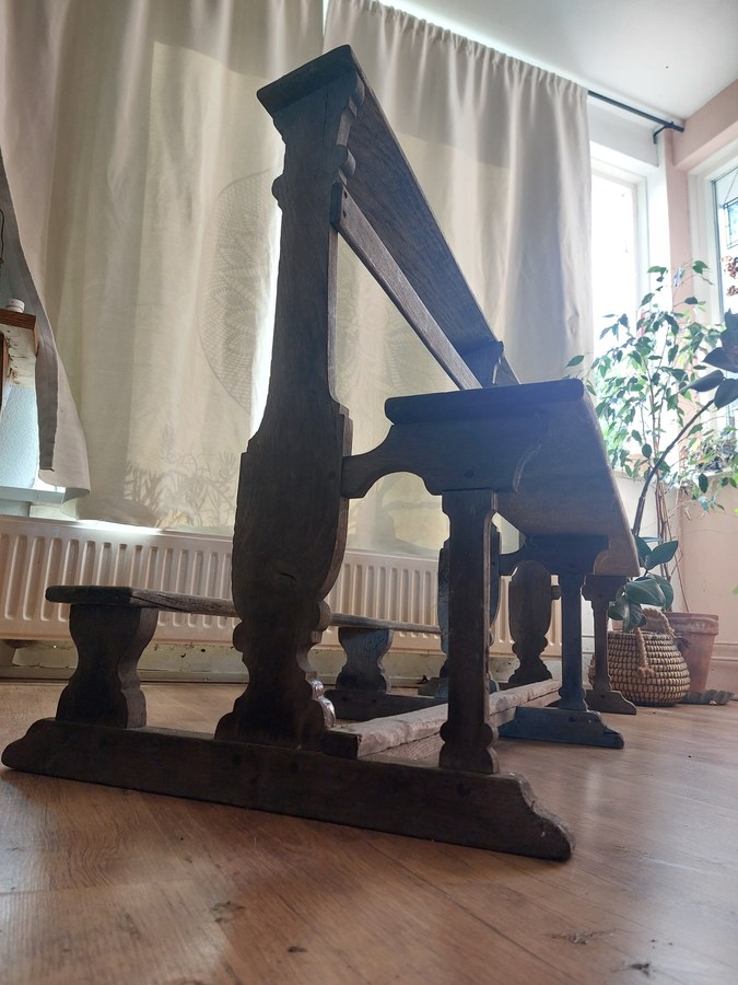 Franse kerkbank met zitting, boeksteun en knielplank, 19e eeuw — foto 5