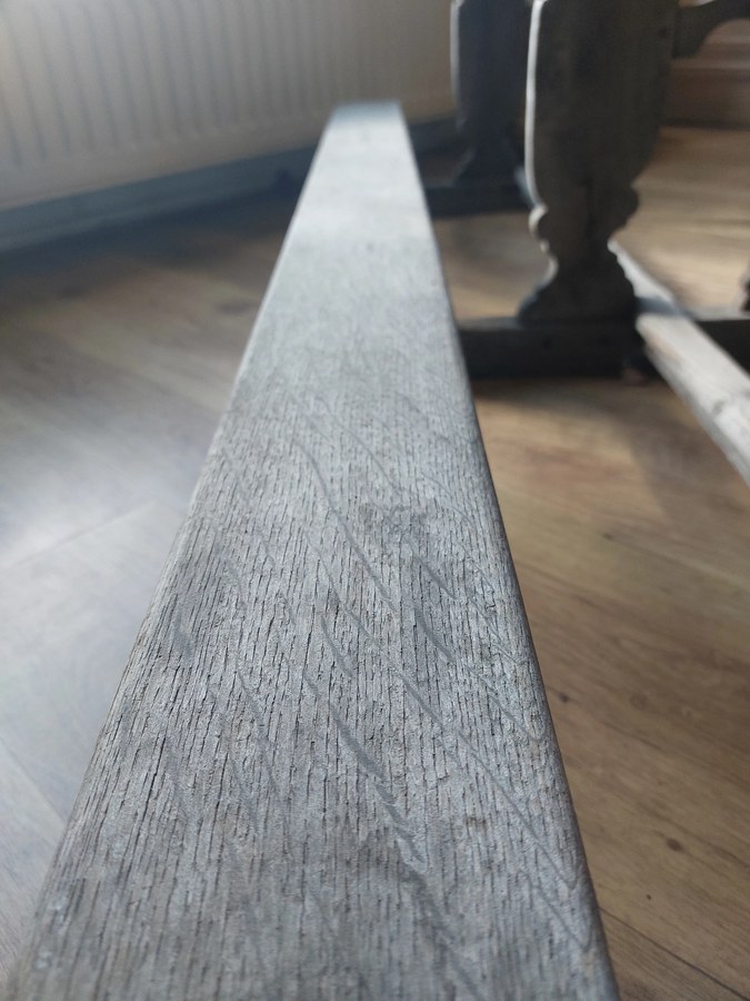 Franse kerkbank met zitting, boeksteun en knielplank, 19e eeuw — foto 7