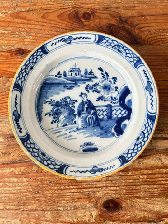 Delfts bord met chinoiserie en gele randlijn, 18e eeuw