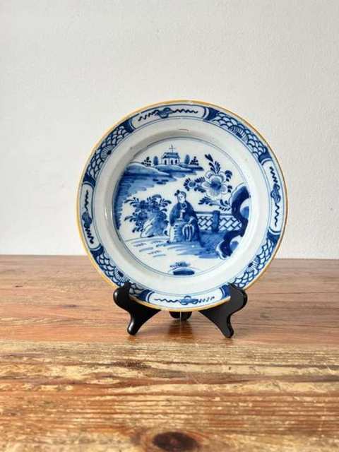 Delfts bord met chinoiserie en gele randlijn, 18e eeuw — foto 2