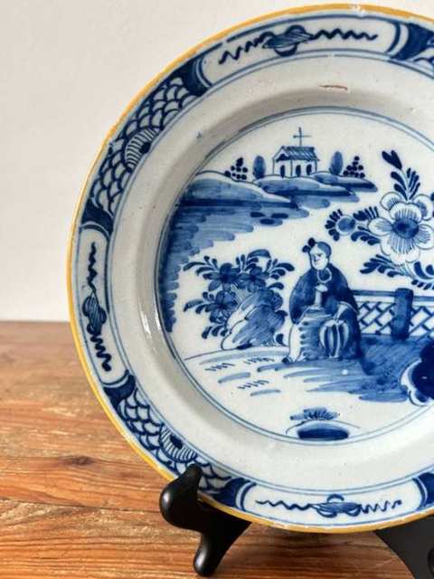 Delfts bord met chinoiserie en gele randlijn, 18e eeuw — foto 3