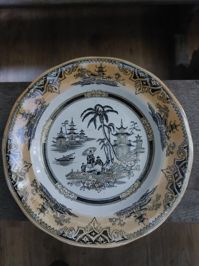 Petrus Regout Maastricht — bord decor Honc met lusterrand, ca. 1890