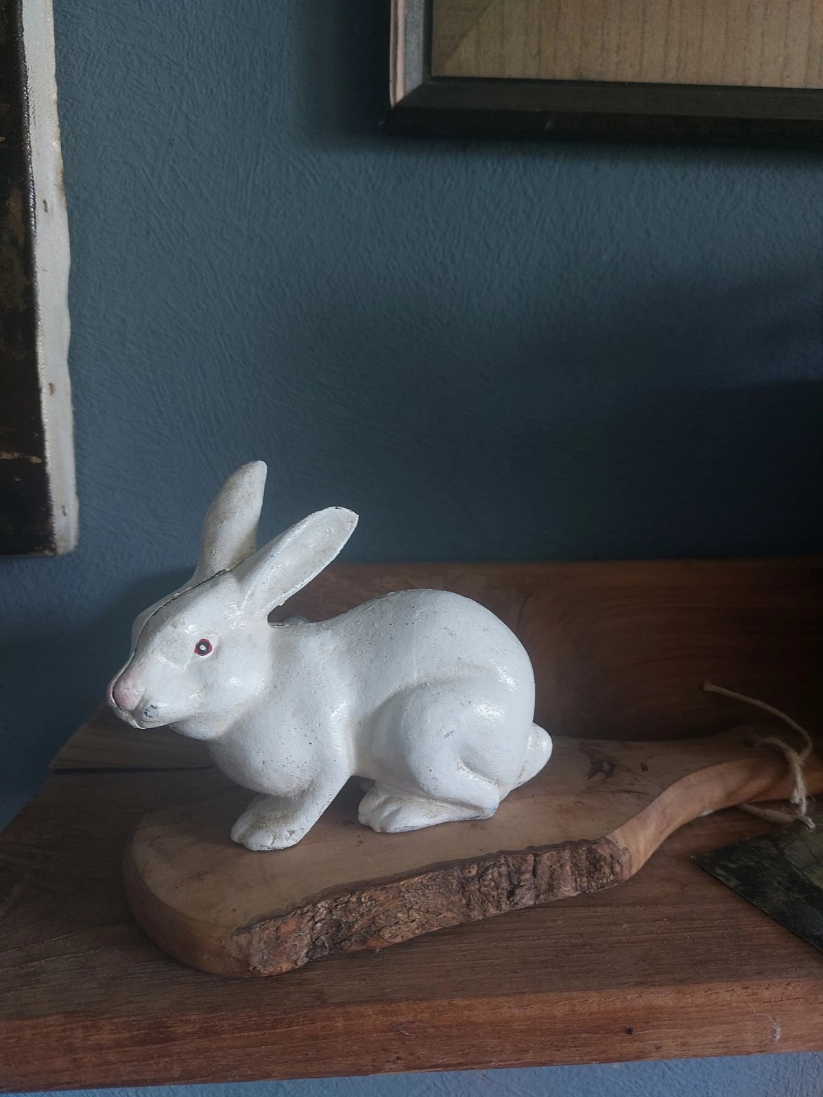 Antiek gietijzeren konijn — deurstop/figuur, originele witte verf, ca. 1900–1940