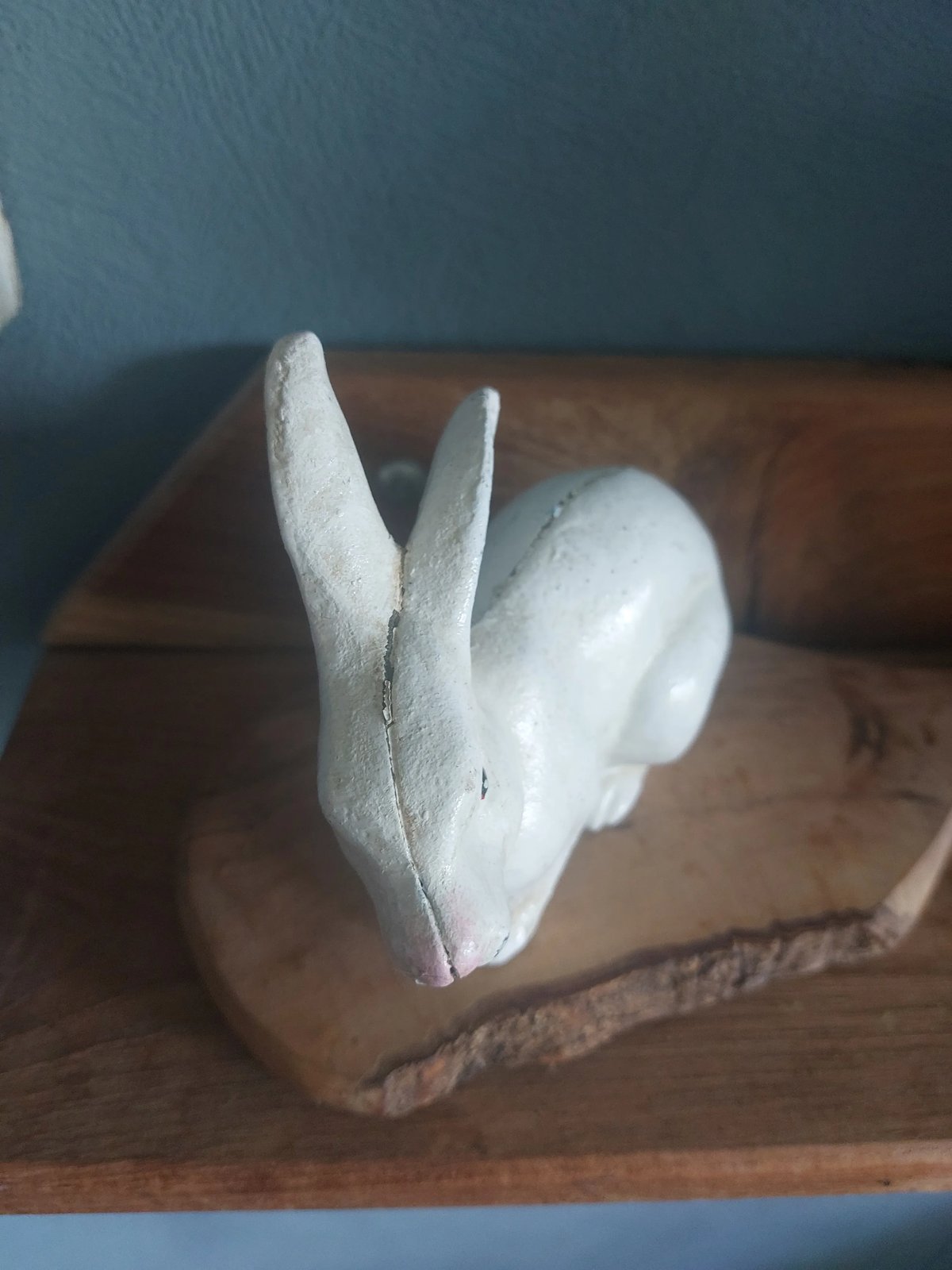 Antiek gietijzeren konijn — deurstop/figuur, originele witte verf, ca. 1900–1940 — foto 4
