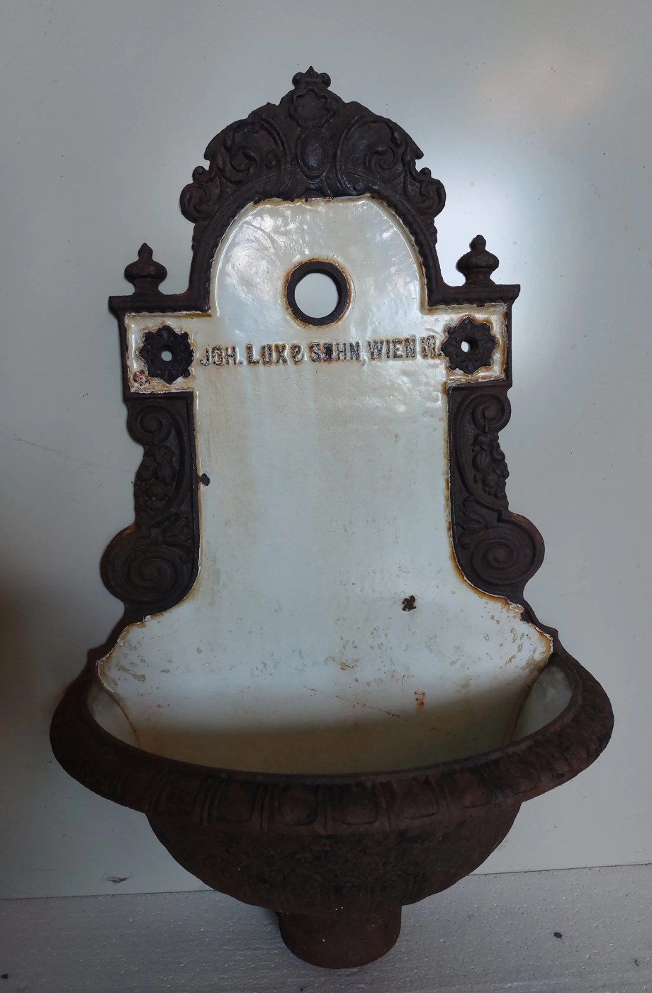 Gietijzeren wandfontein Joh. Lux & Sohn, Wenen — origineel geëmailleerd, ca. 1880–1915