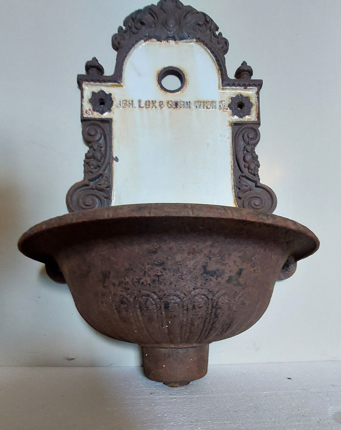 Gietijzeren wandfontein Joh. Lux & Sohn, Wenen — origineel geëmailleerd, ca. 1880–1915 — foto 10