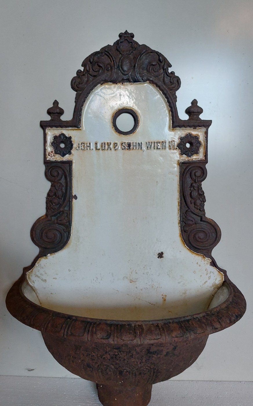 Gietijzeren wandfontein Joh. Lux & Sohn, Wenen — origineel geëmailleerd, ca. 1880–1915 — foto 2