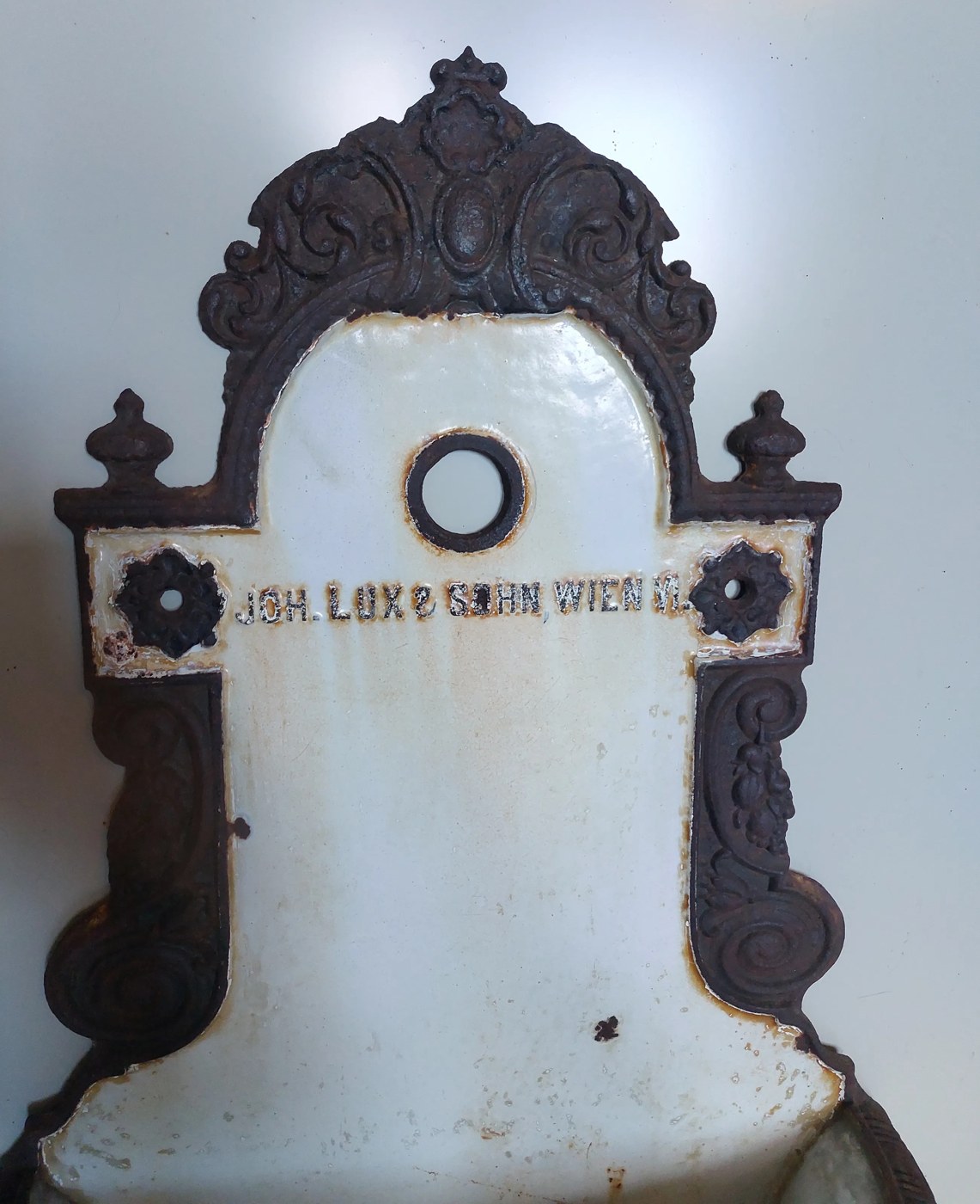 Gietijzeren wandfontein Joh. Lux & Sohn, Wenen — origineel geëmailleerd, ca. 1880–1915 — foto 3