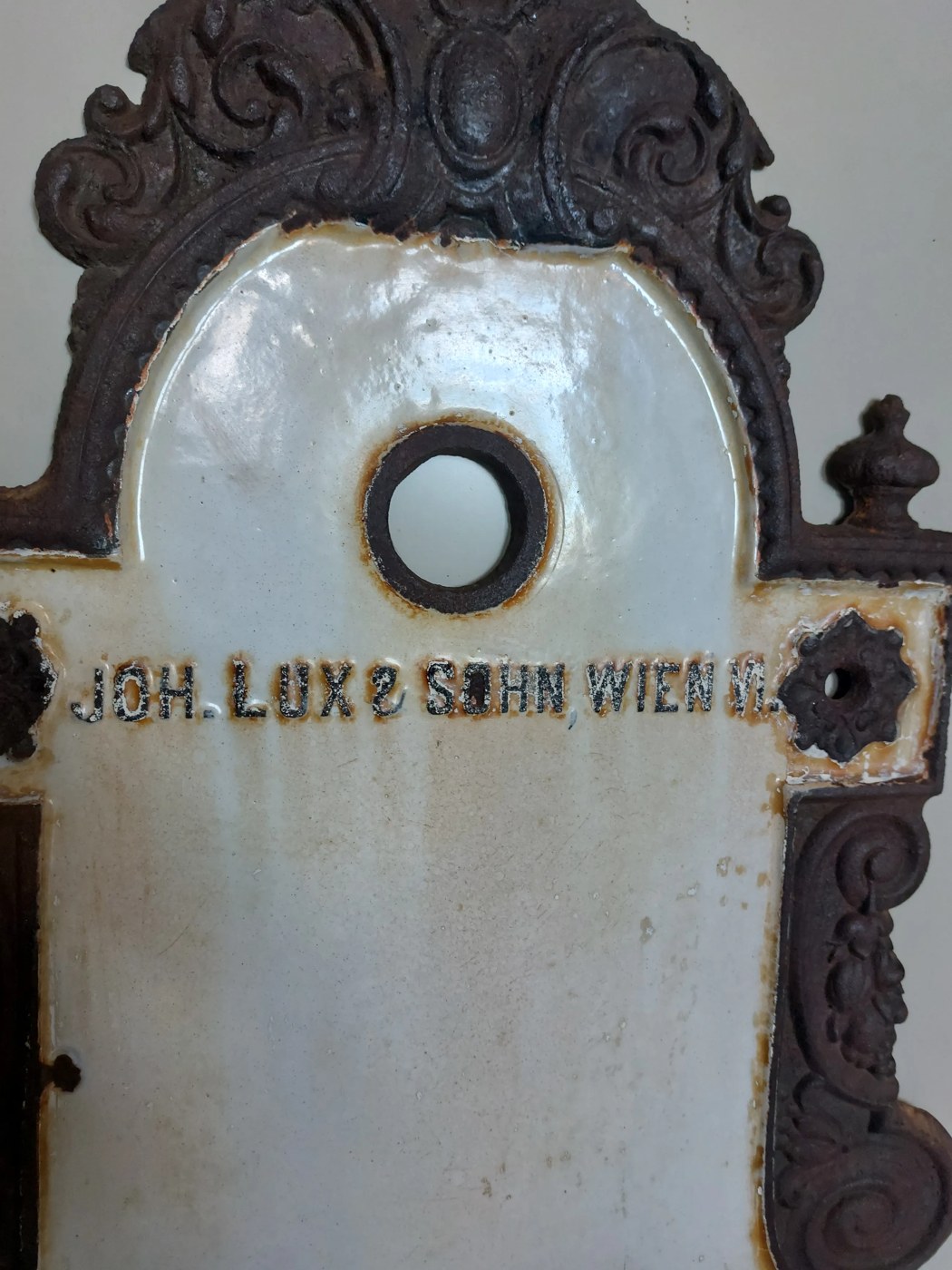 Gietijzeren wandfontein Joh. Lux & Sohn, Wenen — origineel geëmailleerd, ca. 1880–1915 — foto 4