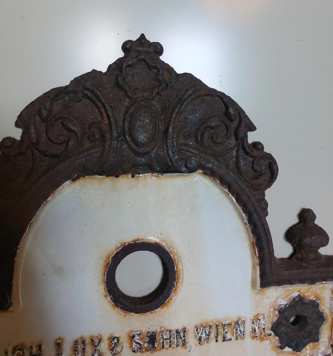 Gietijzeren wandfontein Joh. Lux & Sohn, Wenen — origineel geëmailleerd, ca. 1880–1915 — foto 5