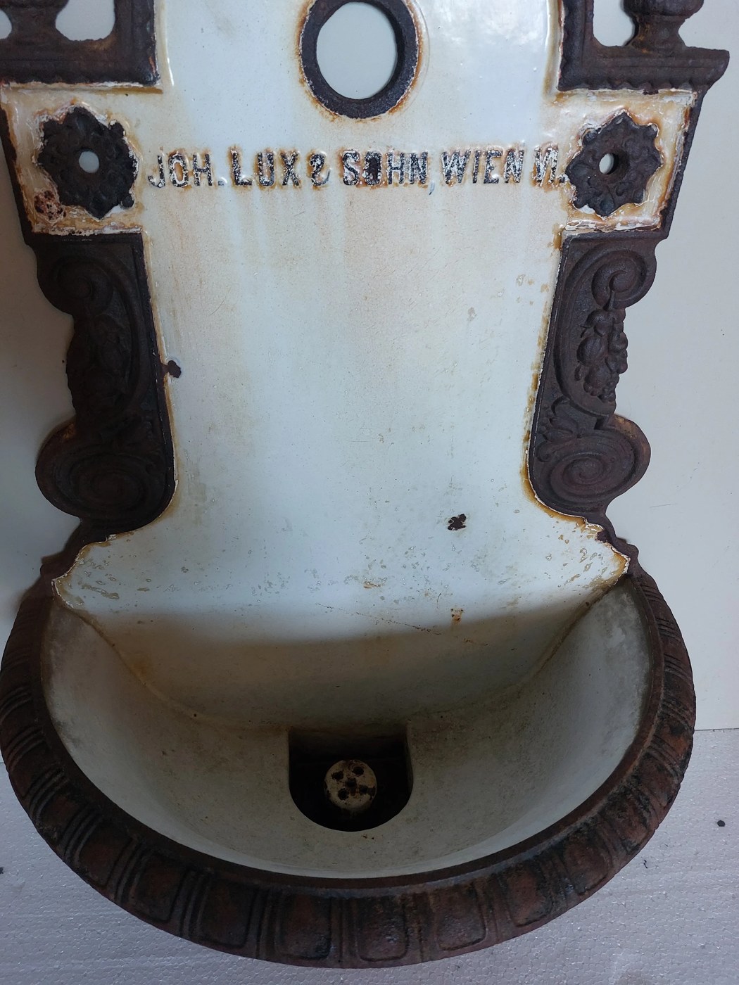 Gietijzeren wandfontein Joh. Lux & Sohn, Wenen — origineel geëmailleerd, ca. 1880–1915 — foto 8