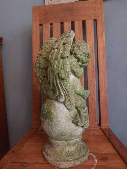 Stenen putto op bol — foto 2