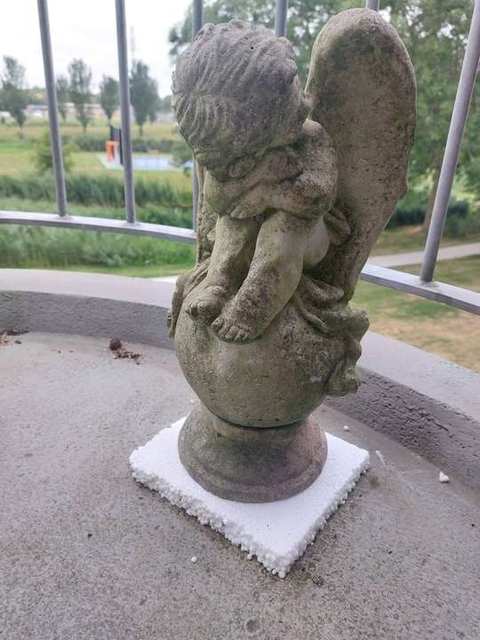 Stenen putto op bol — foto 3