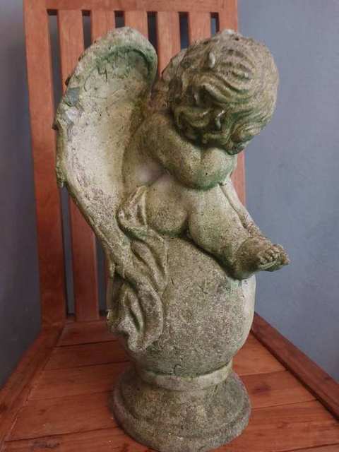 Stenen putto op bol — foto 4