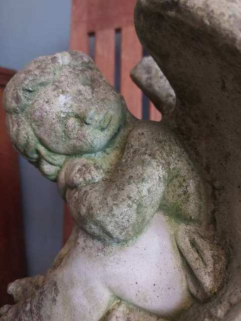 Stenen putto op bol — foto 5
