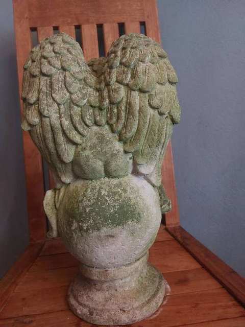 Stenen putto op bol — foto 6