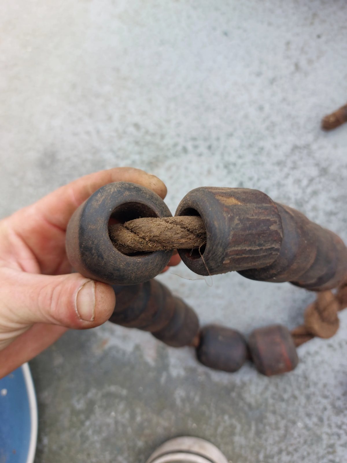 Twee antieke rakbanden met houten kloten, Fries platbodemtuig — foto 10