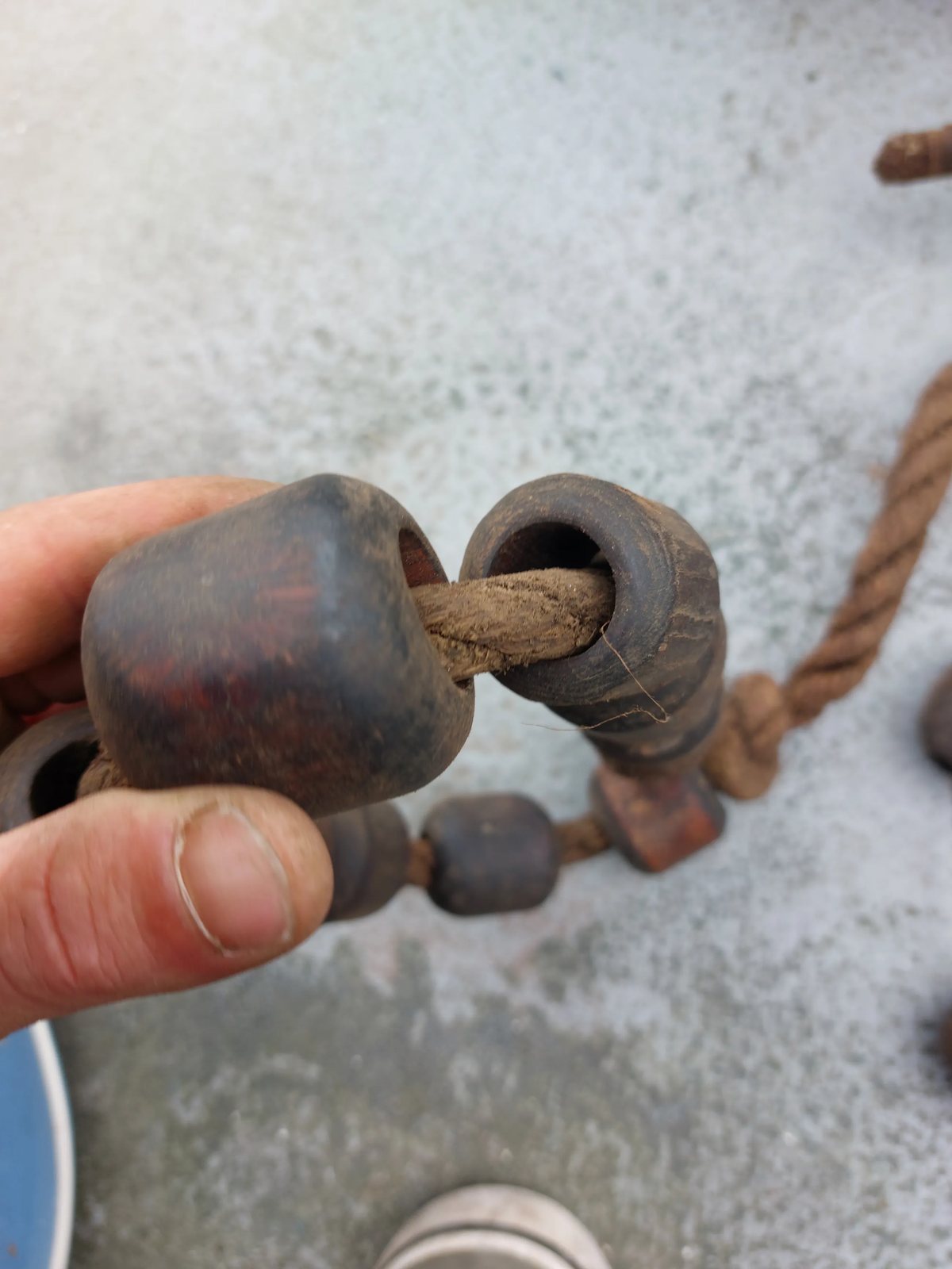 Twee antieke rakbanden met houten kloten, Fries platbodemtuig — foto 11