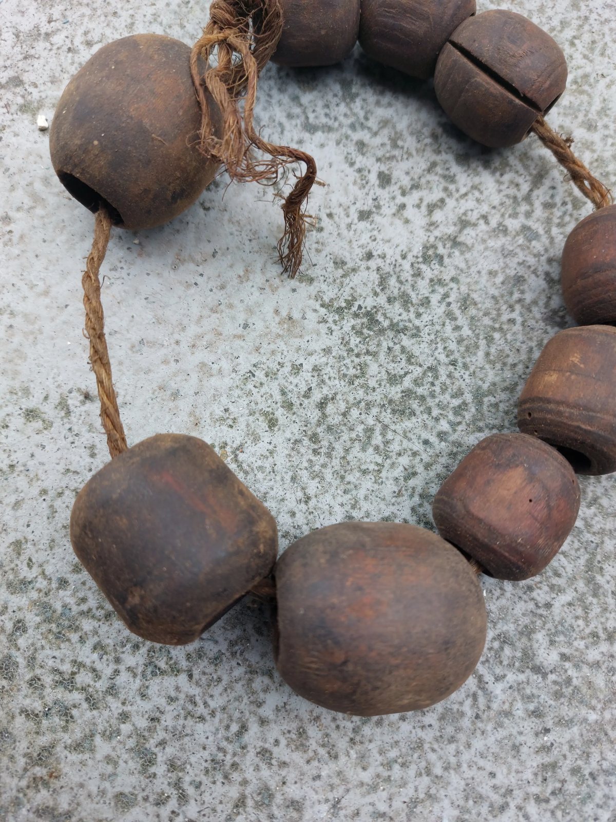 Twee antieke rakbanden met houten kloten, Fries platbodemtuig — foto 14