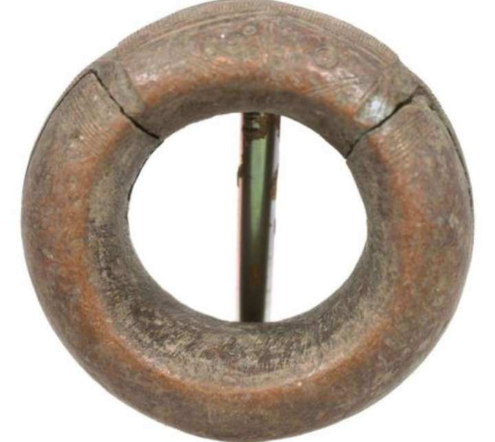 Zware bronzen ring met haaksluiting — Nigeria, 700 gram