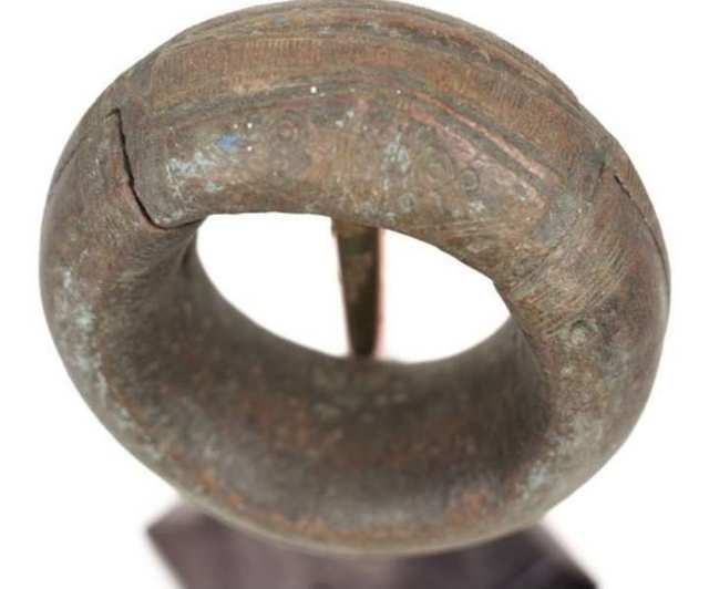 Zware bronzen ring met haaksluiting — Nigeria, 700 gram — foto 4